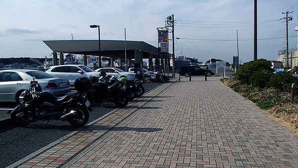 三崎港のバイクの駐車スペース